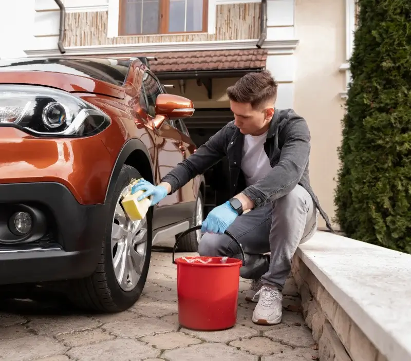 Lavage auto à domicile Le Fenouiller : professionnel intervenant sur un véhicule